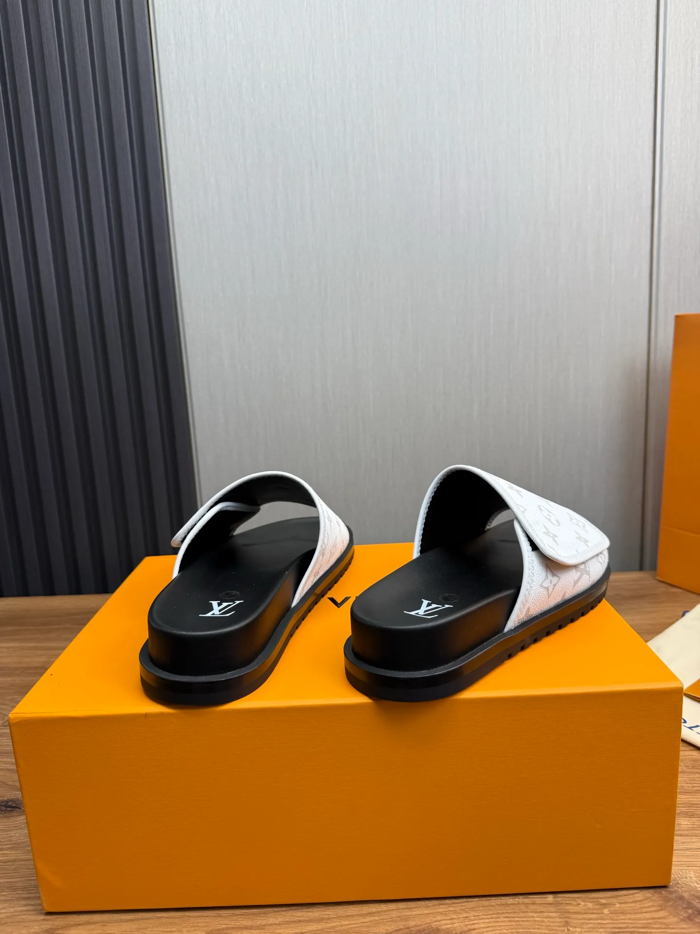 Men's shoes 💰320💰 Lv. hot selling men's slippers 🔥 🩴Official website one to one production 38-45 sizes 45 46 🉑️Customized!